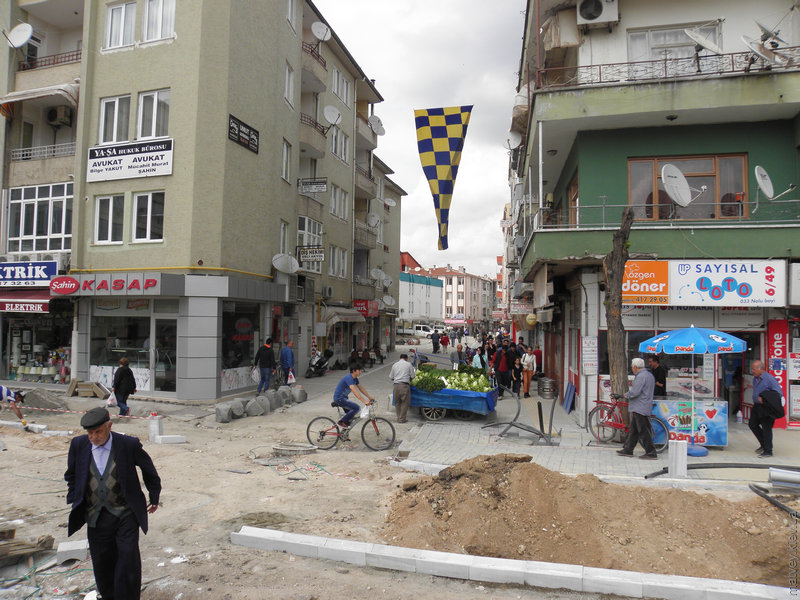 Дорожные работы и флаг Фенербахче. Люлебургаз, Турция