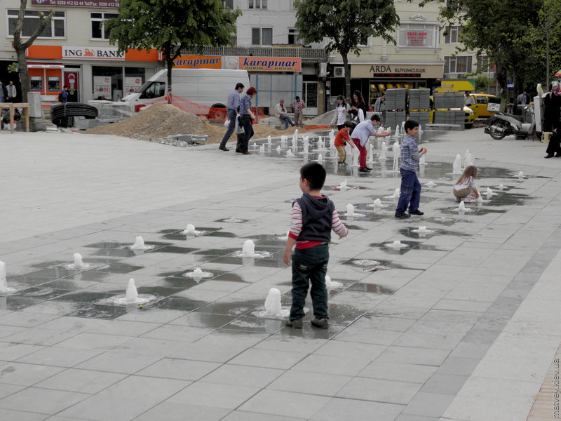 фонтан-невидимка и дети. Люлебургаз, Турция