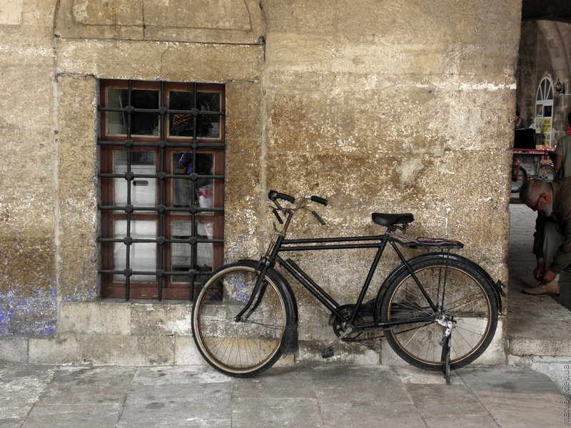 Старый велосипед у стены. Люлебургаз, Турция
