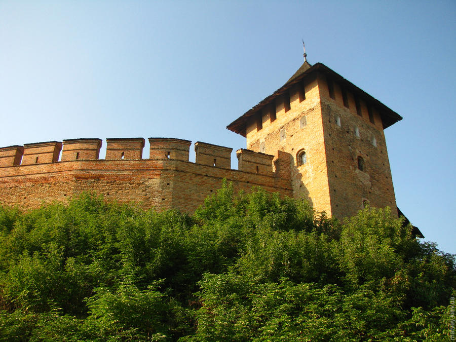 Замок. Стена и башня со стороны ул. Замковой. Луцк