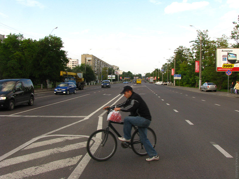 Львовянин с велосипедом переходит улицу Богдана Хмельницкого