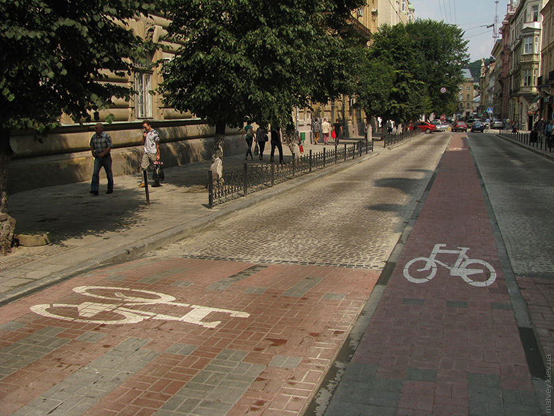 Велодорожка по центру улицы около Львовского университета