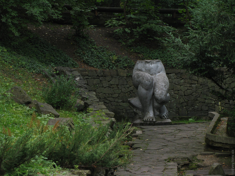 Скульптура женщины в Стрыйском парке. Верх отрезан.