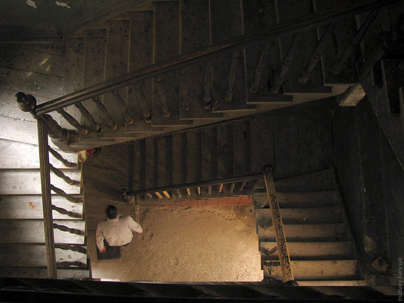 лестница в подъезде старого дома, Львов, площа Ринок 13