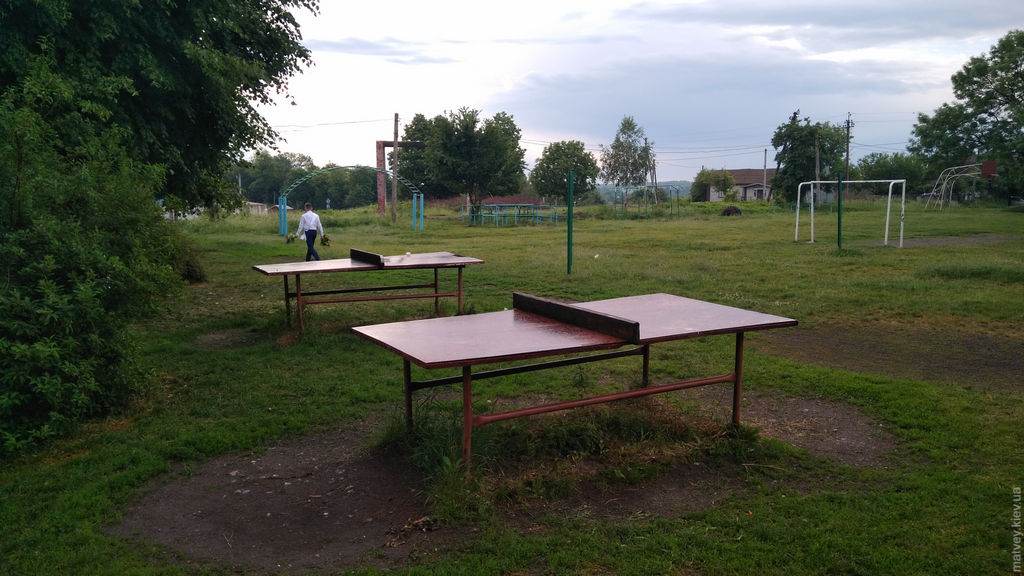 Мокрые столы для тенниса на территории школы. Меджибож