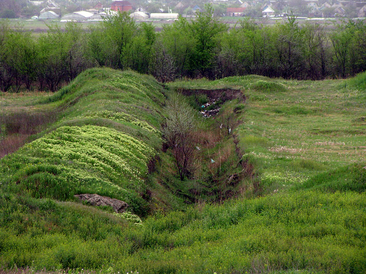 Бетонные руины прямоугольных аэротенков или отстойников в Мелитополе