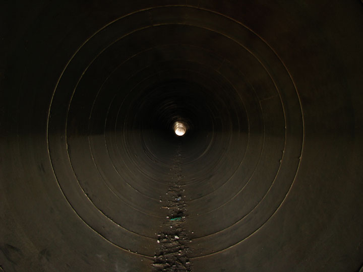 Внутри трубы над Молочной речкой свет в конце тоннеля