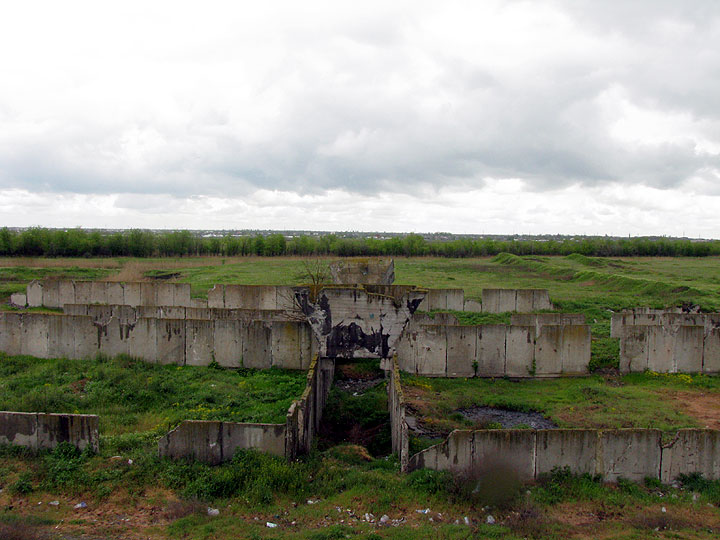 Бетонные руины прямоугольных аэротенков или отстойников в Мелитополе