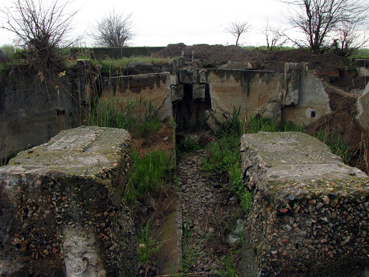 Бетонные руины круглого отстойника в Мелитополе