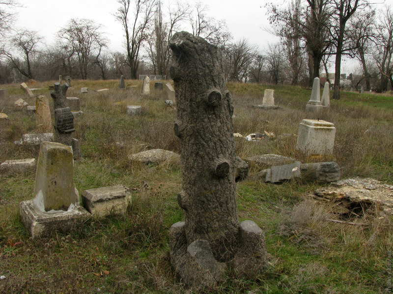 Надгробие в виде ствола дерева. Еврейское кладбище в Мелитополе