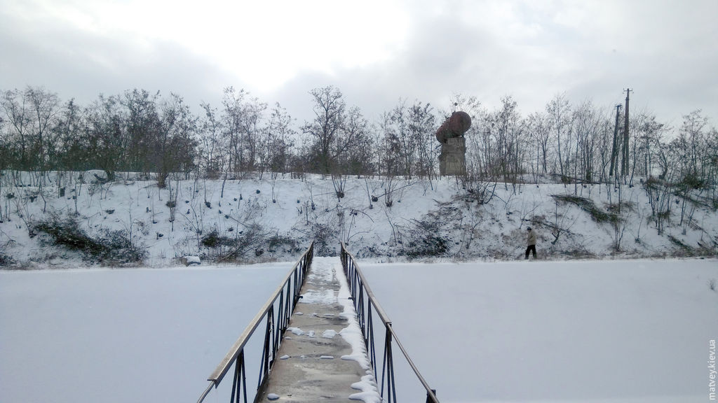 пешеходный мостик через оросительный канал Р-9 зимой. Мелитополь