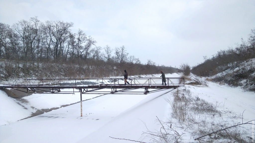 пешеходный мостик через оросительный канал Р-9 зимой. Мелитополь