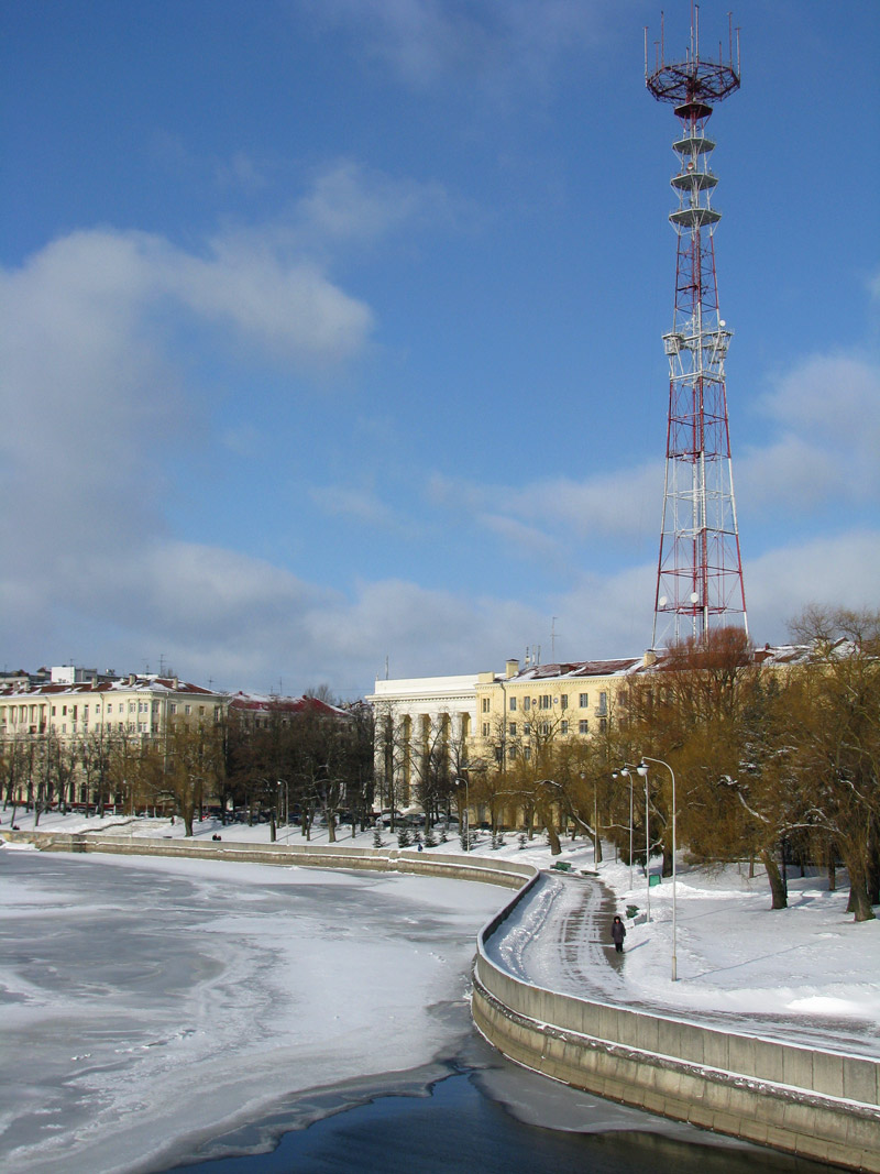 Замерзшая речка Свислочь и радиовышка около Площади Победы в Минске