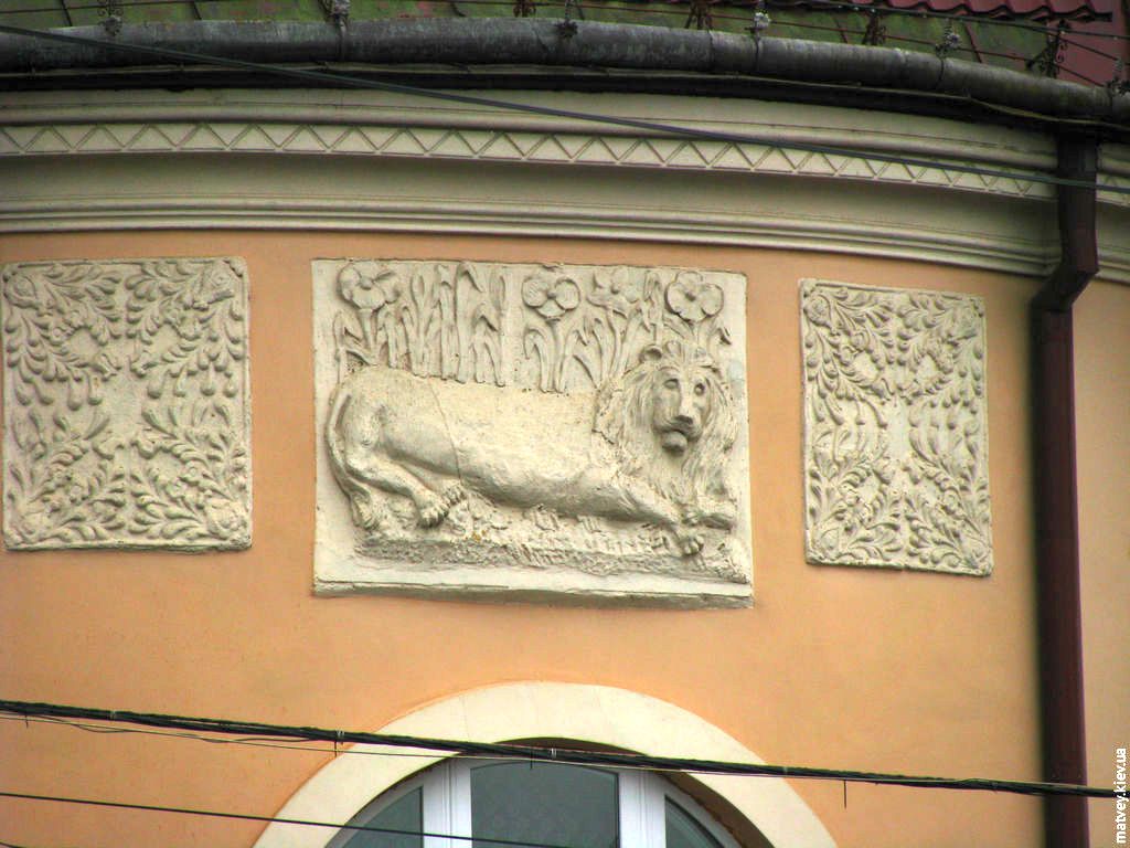 Плохо изображенный лев. Рельеф на здании. Мукачево