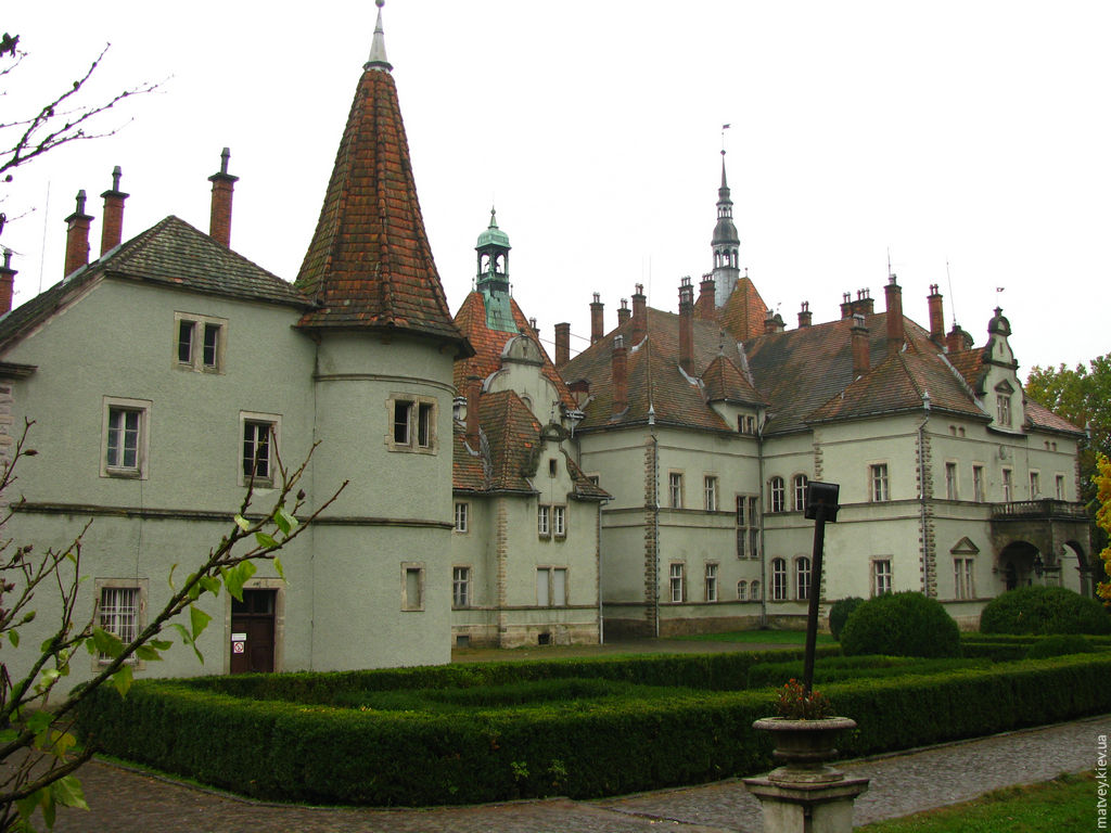 Замок Шенборнов «Берегвар» на территории санатория Карпаты.