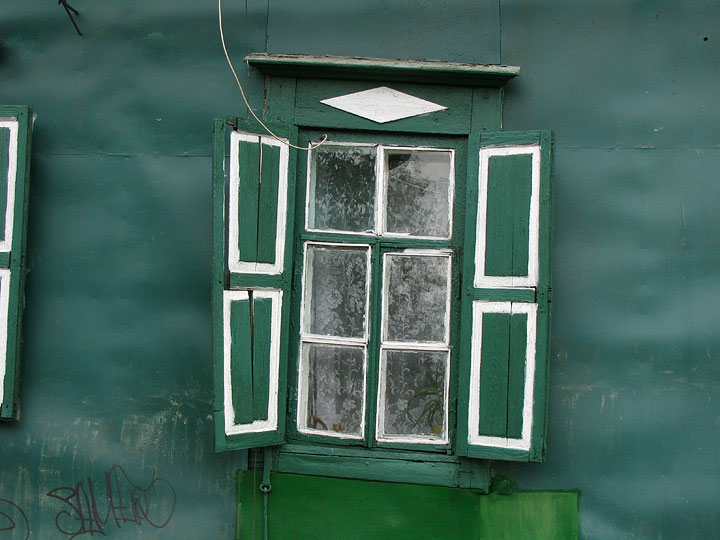 Зеленое окно со ставнями