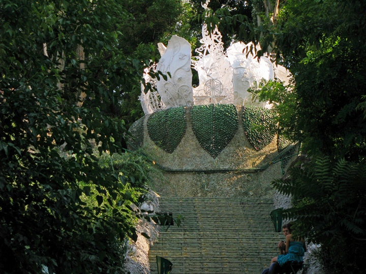 Городская скульптура «Бешеная капуста» в Николаеве