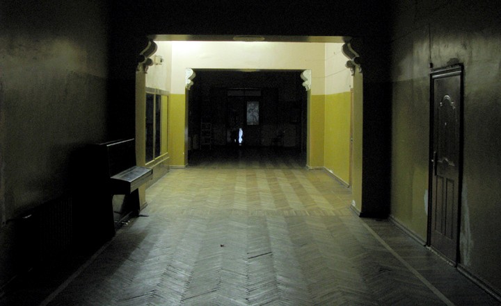 Пианино в мрачном коридоре третьего этажа Октябрьского дома культуры в Николаеве