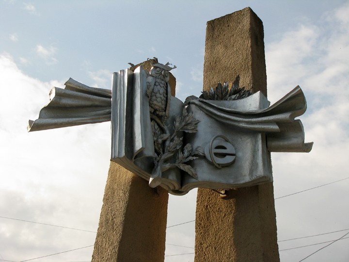 Логотип internet-explorer в скульптурной композиции около библиотеки Кропивницкого в Николаеве