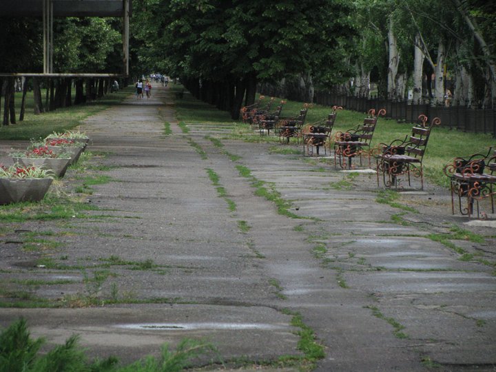 Подзаброшенный бельвар на проспекте Ленина в Николаеве, скамейки, трава