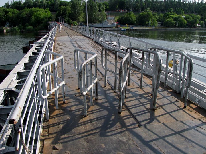 Преграда на входе на понтонный мост через Ингул в Николаеве