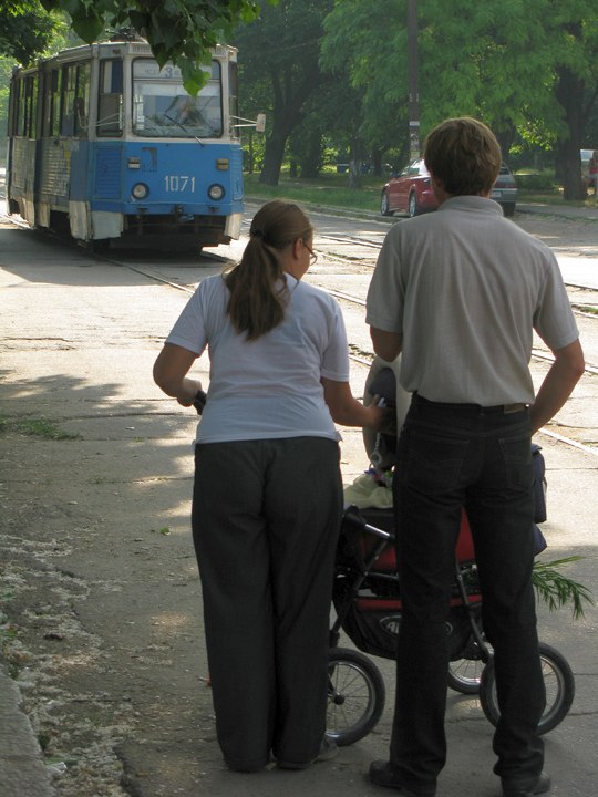 Люди ждут трамвай №3 на Потёмкинской улице в Николаеве