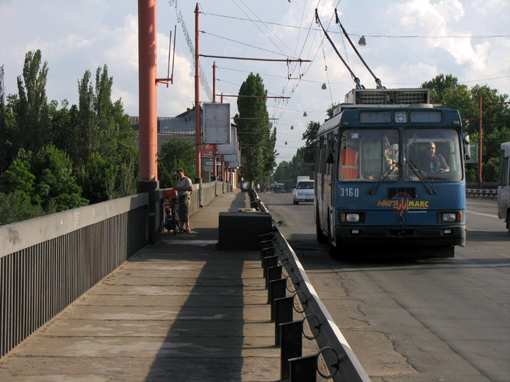 Троллейбус №6 (бортовой номер 3160) на Ингульском мосту в Николаеве