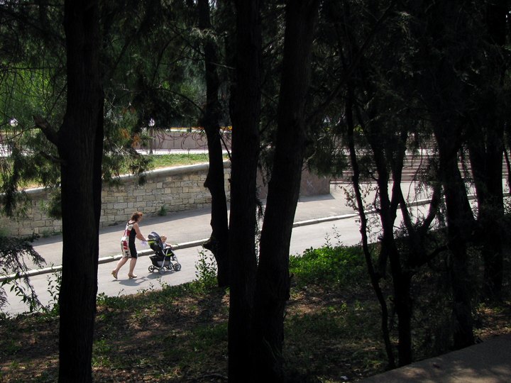 Женщина катит коляску в горку, Николаев