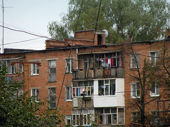 Балкони, прання та дроти старого багатоквартирного будинку в Ніжині