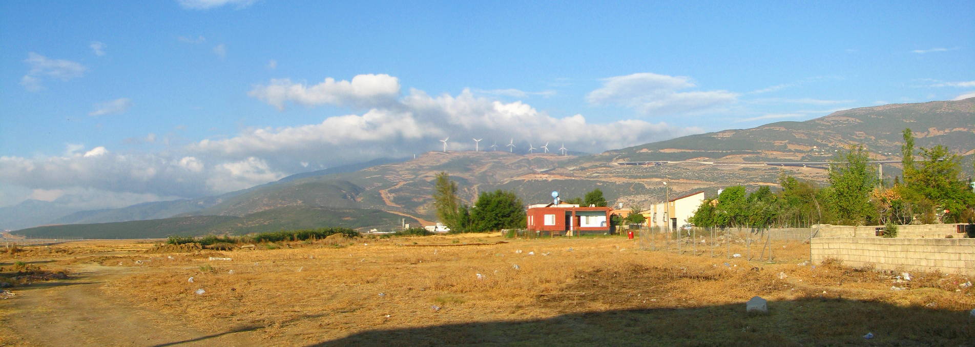 Панорама. Гори Нур, вітряки, шосе O52, червоний приватний будинок, пластикове сміття. Нурдагі, Туреччина, Nurdağı, 2014