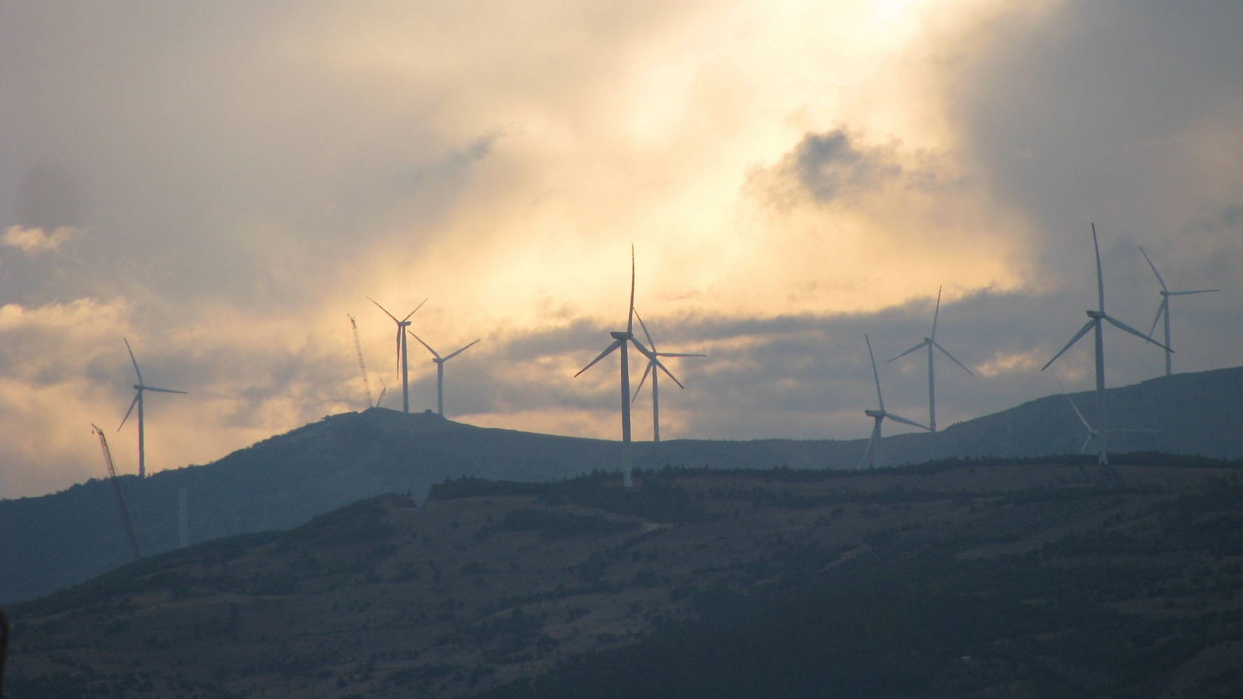 захід сонця, хмари, вітрова електростанція Bahçe Rüzgâr Enerji Santrali. Нурдагі, Туреччина, Nurdağı, 2014