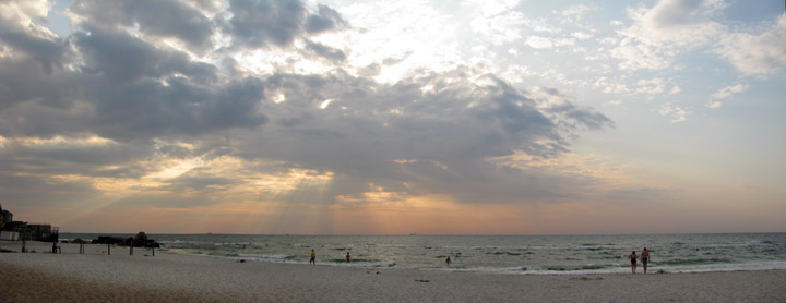 Солнце всходит за облака, пляж пограничников в Одессе. Аркадия