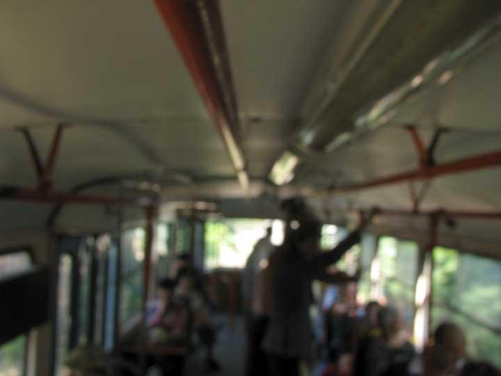 Внутри 18-го трамвая в Одессе, размыто