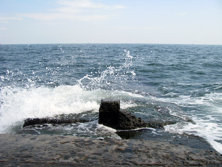Волна разбивается о старый пирс пляжа «Ланжерон» в Одессе