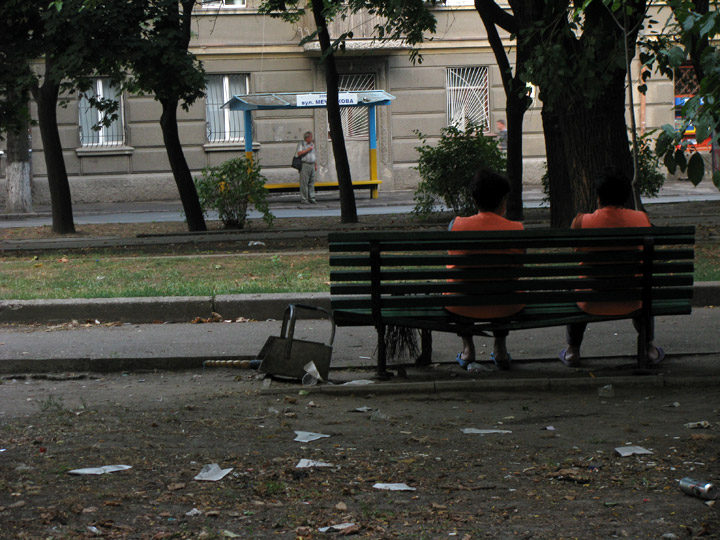 Дворники сидят на скамейке на Старопортофранковской улице