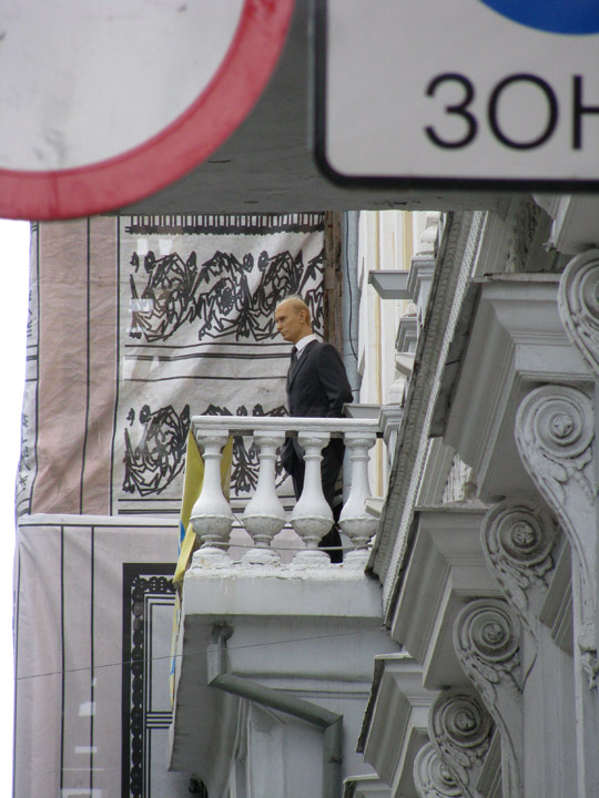 Восковая фигура Путина на балконе музея восковых фигур в Одессе