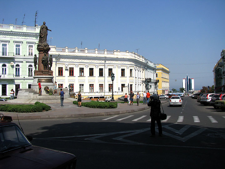 Памятник Екатерине указывает на морвокзал и гостиницу