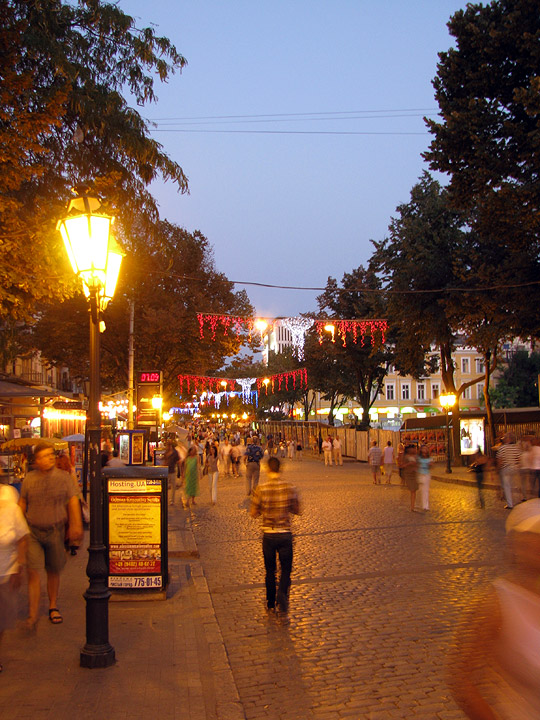 Вечерняя Дерибасовская улица.