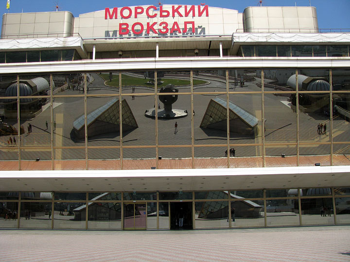 Автопортрет в зеркальных окнах Морского вокзала Одессы