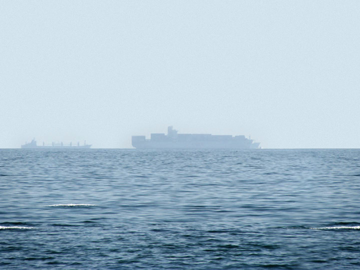 Силуэт большого корабля на горизонте в Одессе