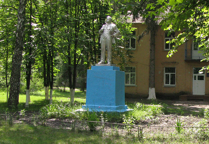 Срібний пам'ятник Леніну біля Вищедубечанської середньої школи, що в селі Пірнове