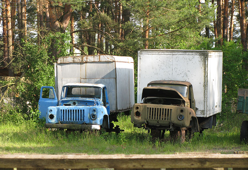 Два ржавеющих грузовика ГАЗ-52 в Пирново
