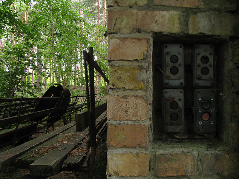 Кнопки в стене заброшенного летнего кинотеатра-сцены на базе «Десна» в Пирнове