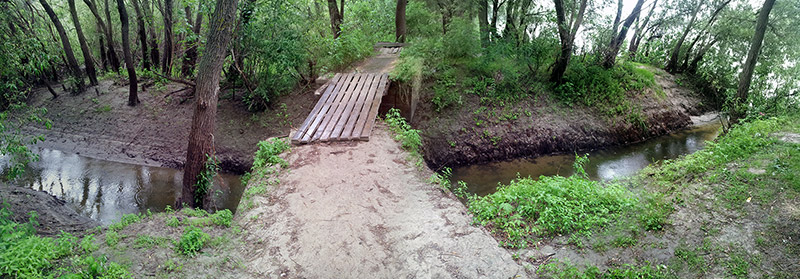 path-over-a-stream-pirnovo.jpg| Кладка над ручейком из меандра в русло Десны. Пирново