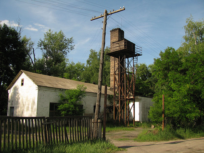 труба-башня на территории больницы в Пирнове