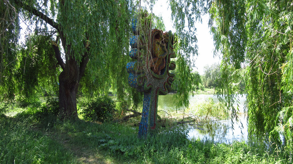 Парковая скульптура на берегу пруда в гидропарке. Ровно