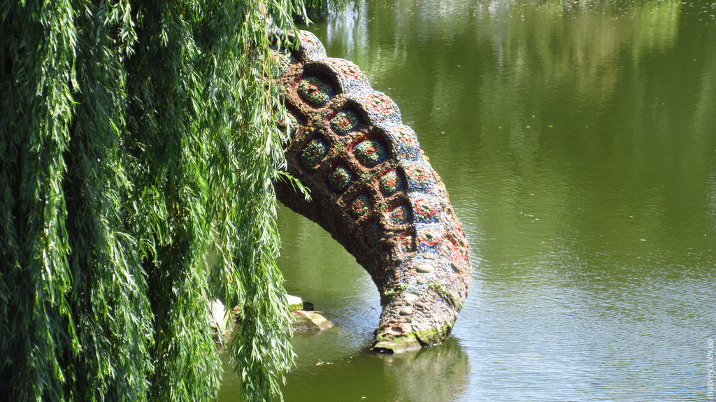 Хвост скульптуры крокодила. Ровно