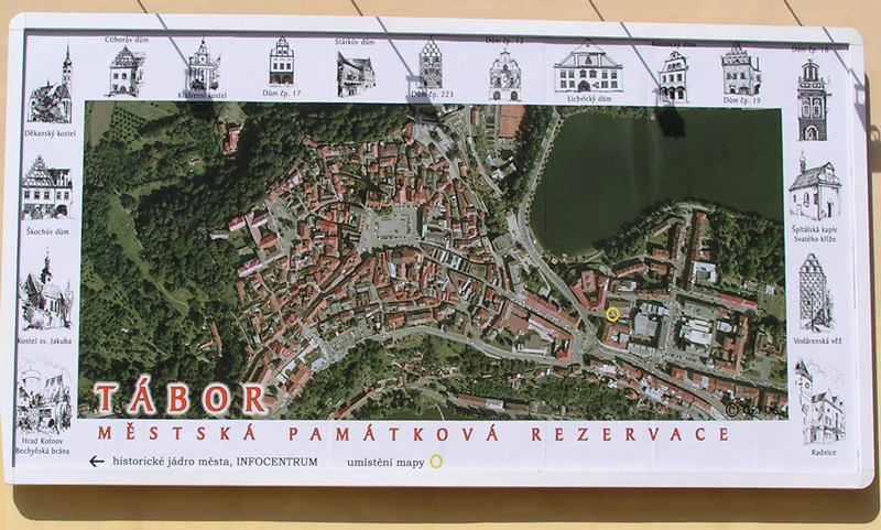 Карта старого города в Таборе, Чехия на бигборде на стене дома