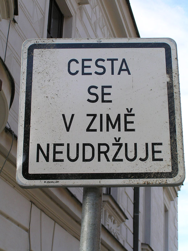 Знак про скользкую зимой лестницу в г. Табор, Чехия
