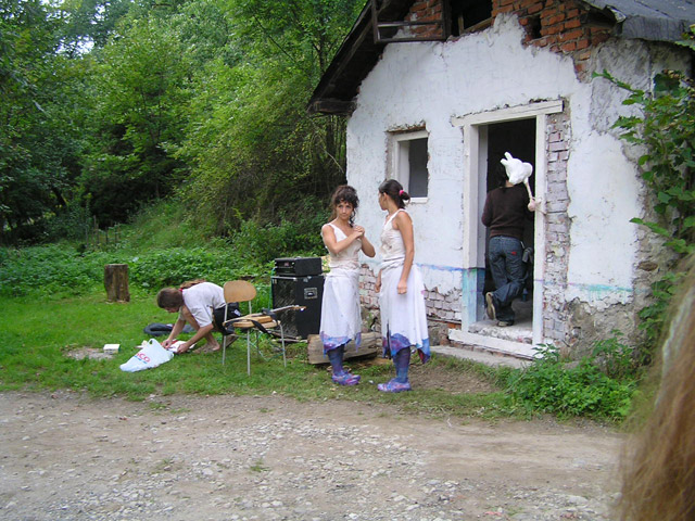 Подготовка перформанса на cesta.cz Spirit Matters, 2005, девушки-водяные, бас-гитарист, домик со скульптурной инсталляцией
